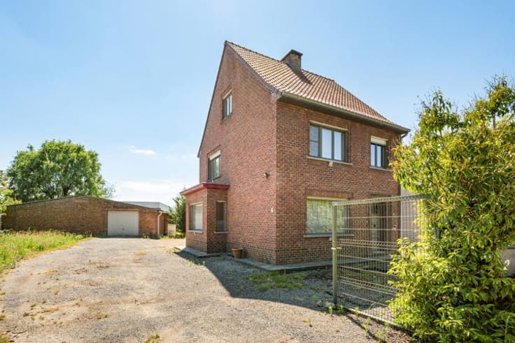 charming semi-detached house in a prime location with a 180