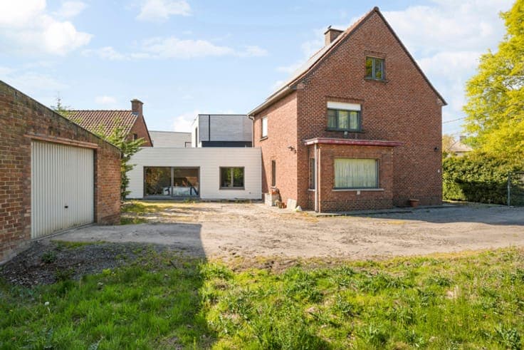 charming semi-detached house in a prime location with a 180