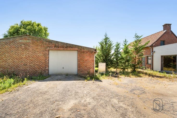 charming semi-detached house in a prime location with a 180