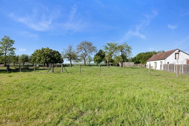 Te renoveren boerderij op ruim perceel in Kluisbergen