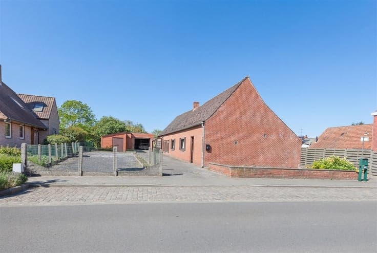 Te renoveren boerderij op ruim perceel in Kluisbergen