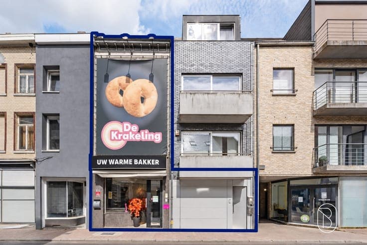 Commercial property with a spacious residence, garden, and g