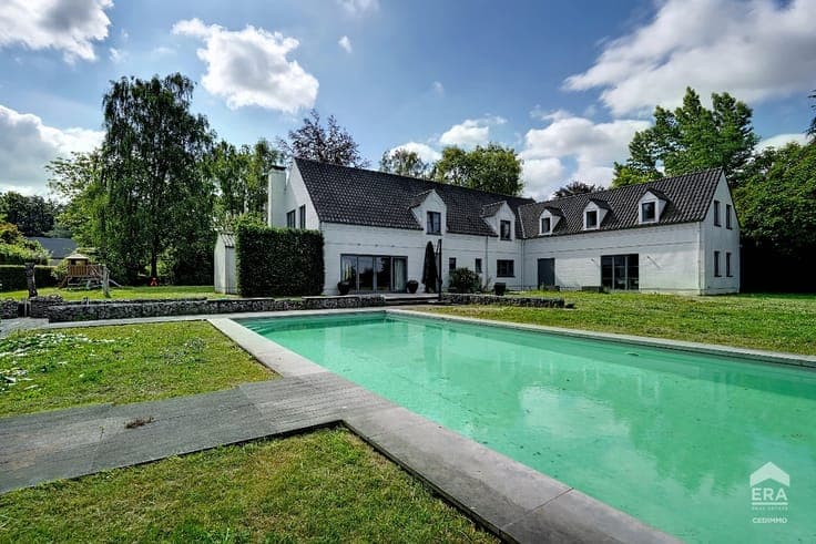 EXCEPTIONAL PROPERTY WITH INDEPENDENT ANNEX ON A 33-ARE PLOT