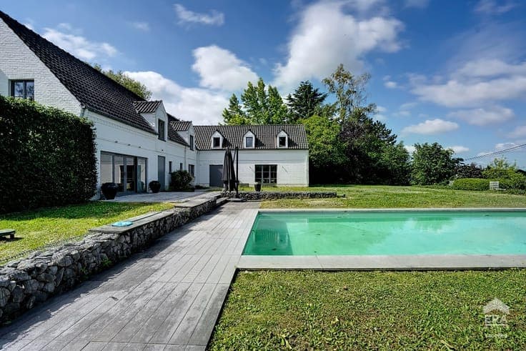 EXCEPTIONAL PROPERTY WITH INDEPENDENT ANNEX ON A 33-ARE PLOT