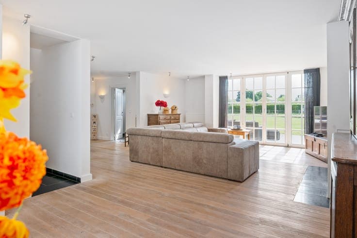 Gerenoveerde villa met bijgebouw en vijver op een perceel...