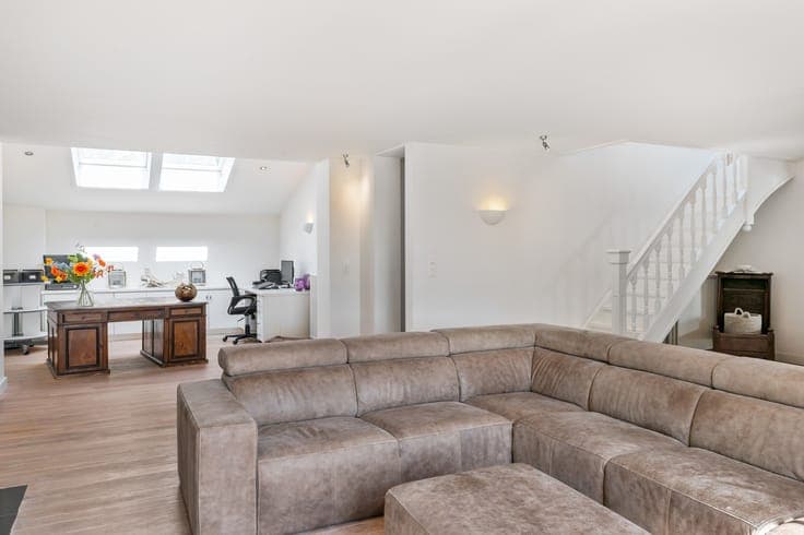 Gerenoveerde villa met bijgebouw en vijver op een perceel...