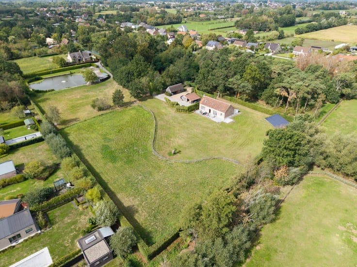 Gerenoveerde villa met bijgebouw en vijver op een perceel...
