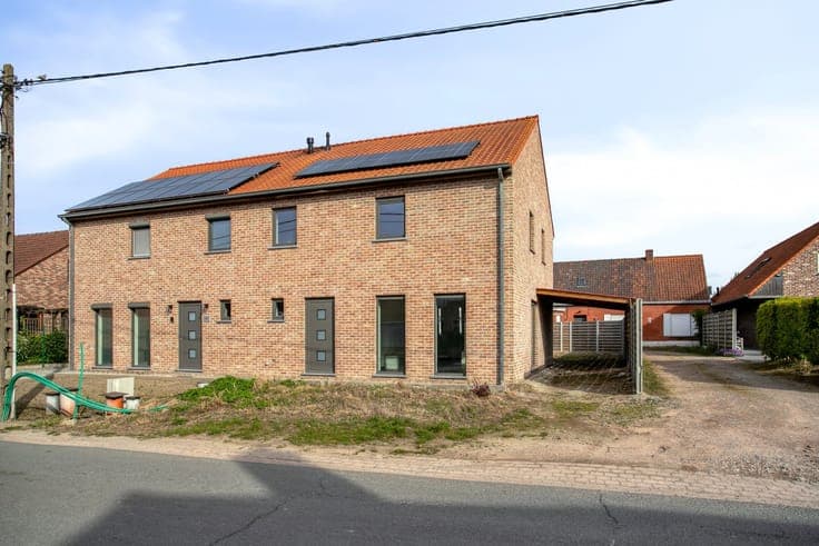 Half-open nieuwbouwwoning met carport in Kortemark