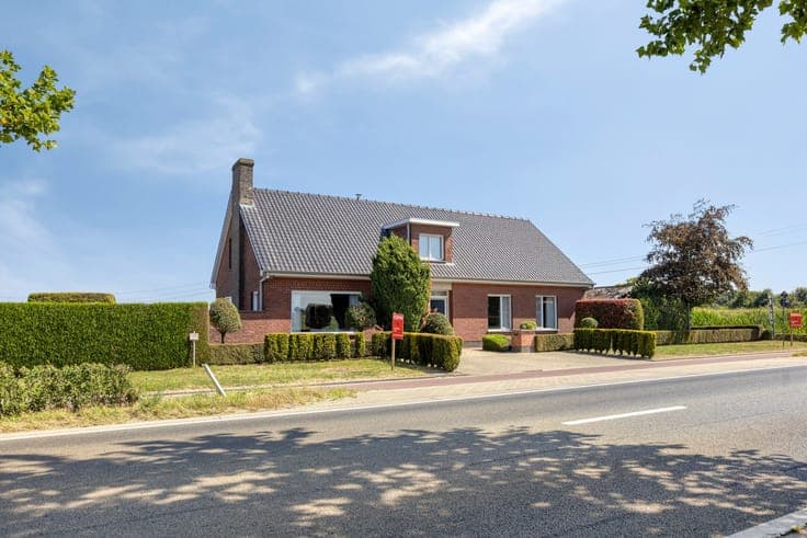 Ruime alleenstaande woning met 4 slaapkamers, 2 garages e...