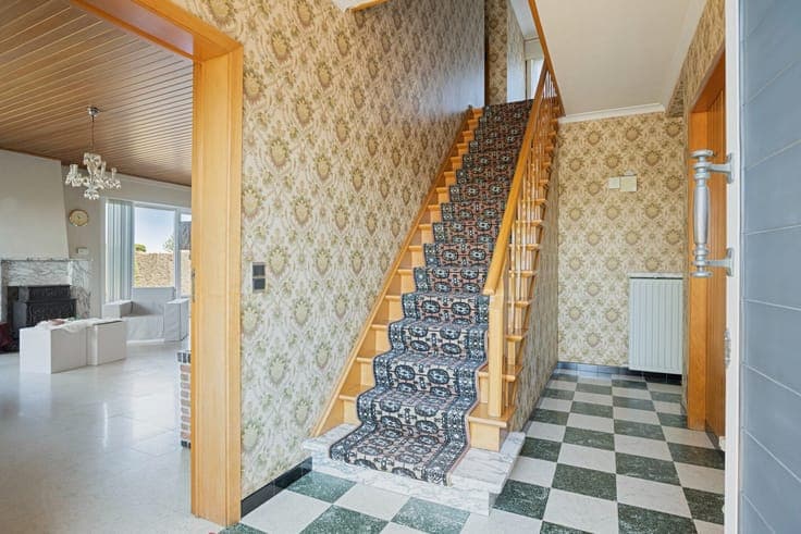 Ruime alleenstaande woning met 4 slaapkamers, 2 garages e...