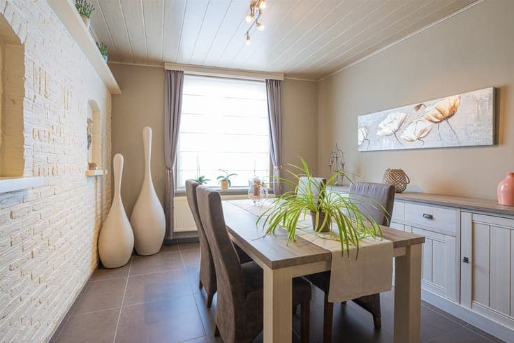 A move-in-ready home with a well-maintained garden in Kruise