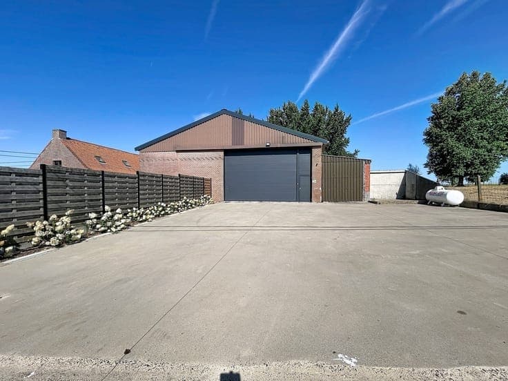 Alleenstaande woning met loods