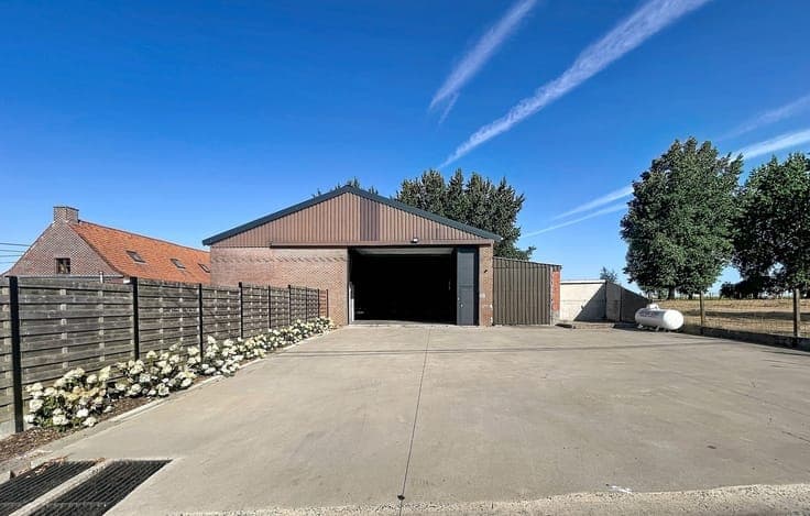 Alleenstaande woning met loods