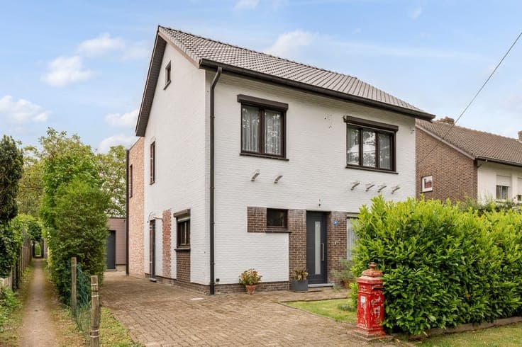 Ruime rustige vrijstaande woning met nieuwbouw-uitbouw