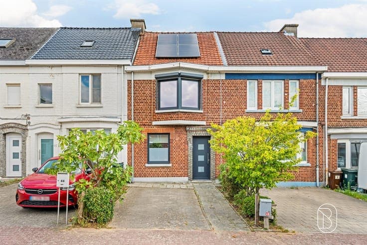 4-bedroom home with a beautiful view of the greenery