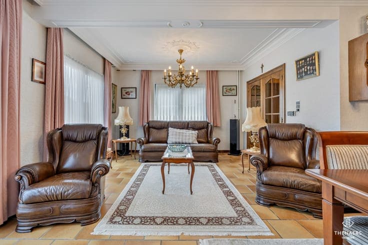 Ruime gezinswoning met 3 slaapkamers, veranda en dubbele ...