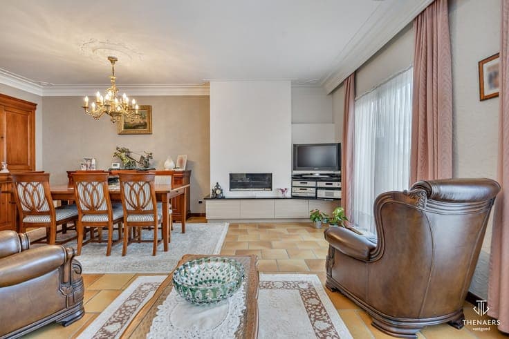 Ruime gezinswoning met 3 slaapkamers, veranda en dubbele ...