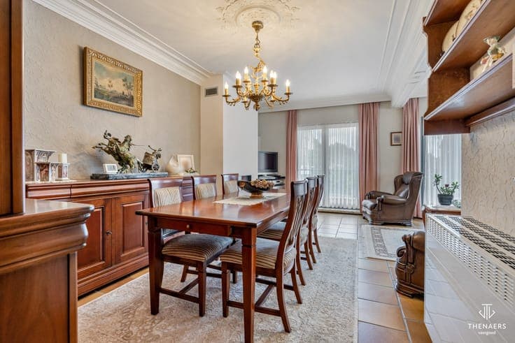 Ruime gezinswoning met 3 slaapkamers, veranda en dubbele ...