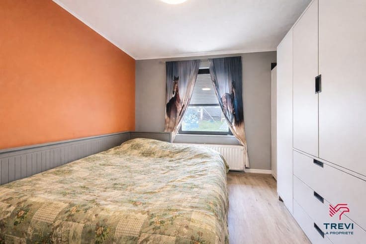 Maison familiale lumineuse avec jardin et garage, offrant de