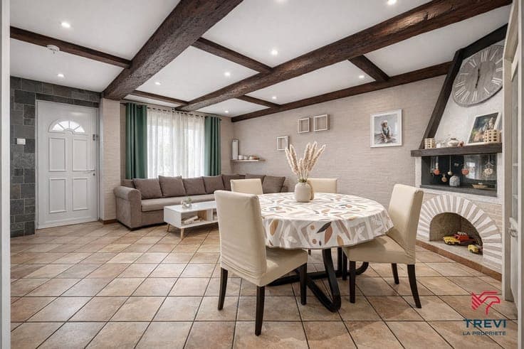Maison familiale lumineuse avec jardin et garage, offrant de
