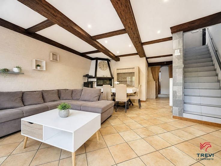 Maison familiale lumineuse avec jardin et garage, offrant de