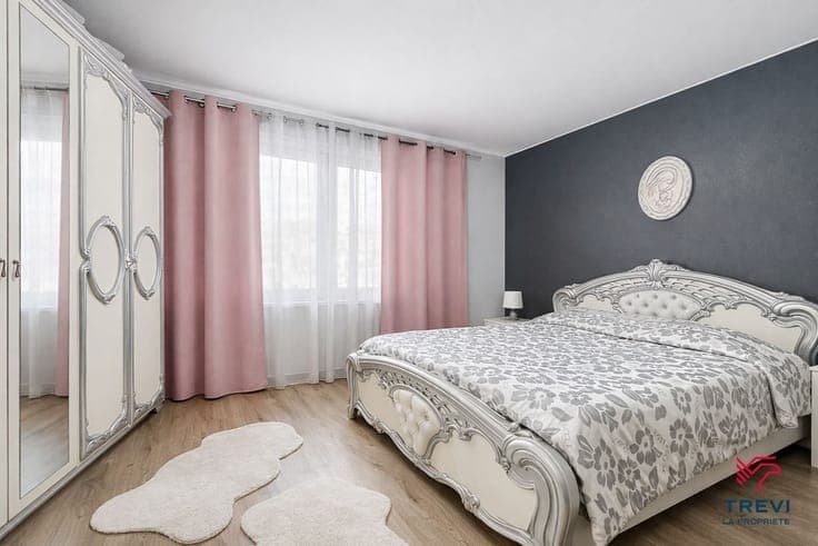 Maison familiale lumineuse avec jardin et garage, offrant de