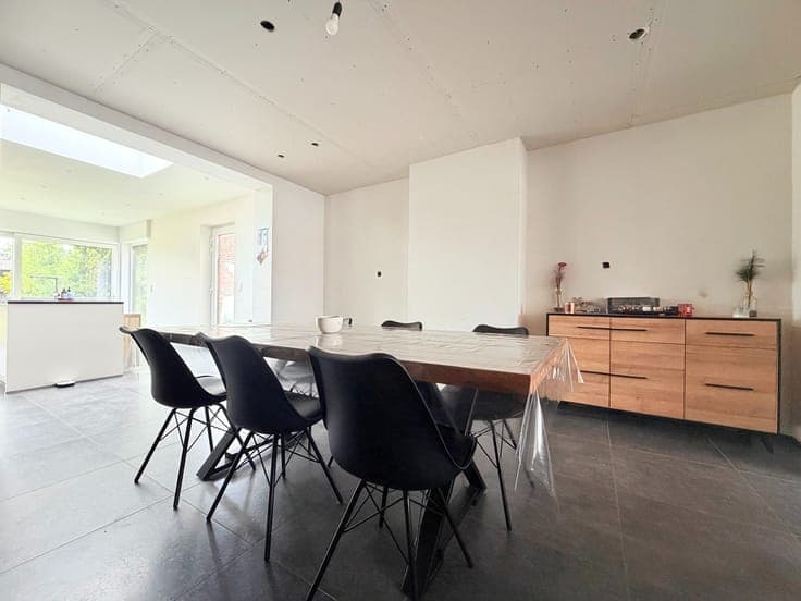 Ruime woning met 4 slaapkamers en gezellige tuin