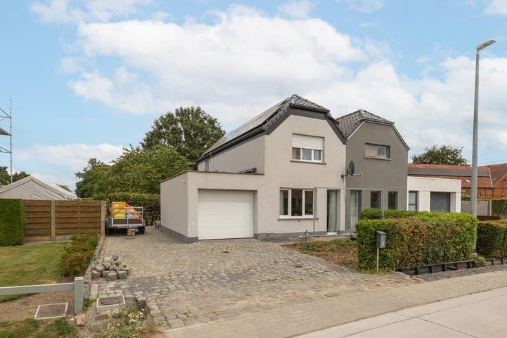Semi Detached House with Garden