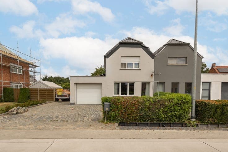 Semi Detached House with Garden