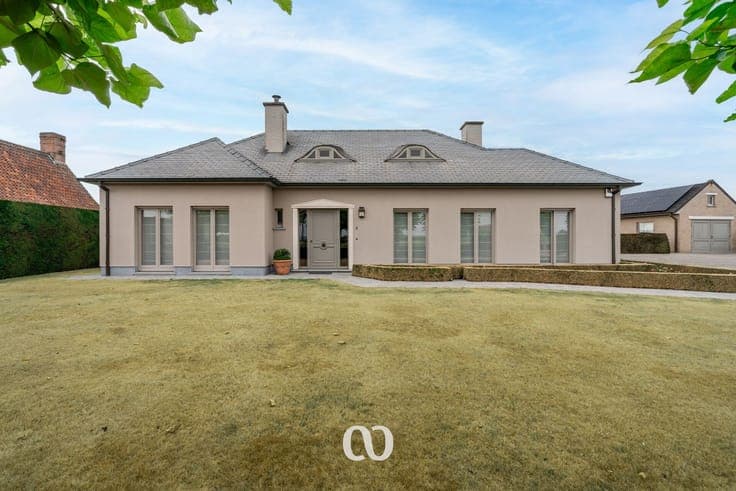 Beautifully maintained villa on over 2,000 m² in Kaster