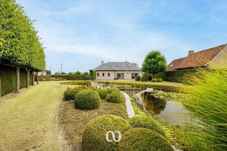 Beautifully maintained villa on over 2,000 m² in Kaster