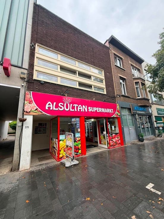 COMMERCIEEL GELIJKVLOERS 741M2 + APPARTEMENT.