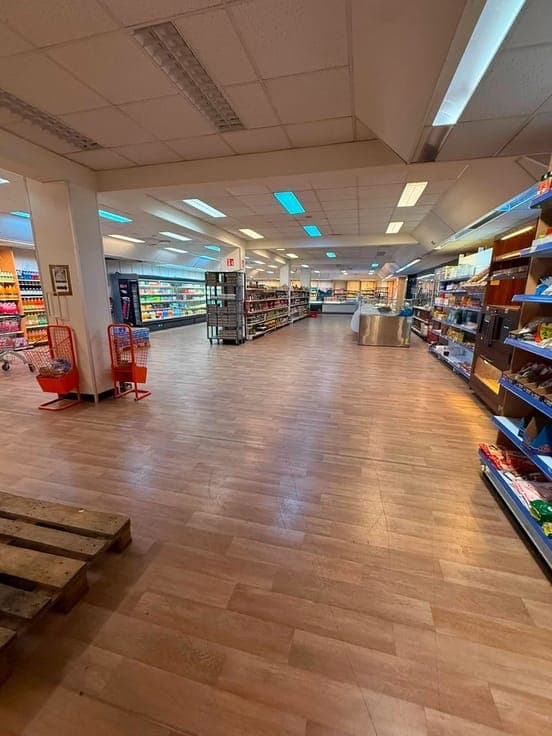 COMMERCIEEL GELIJKVLOERS 741M2 + APPARTEMENT.