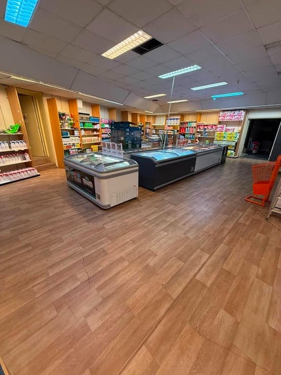 COMMERCIEEL GELIJKVLOERS 741M2 + APPARTEMENT.
