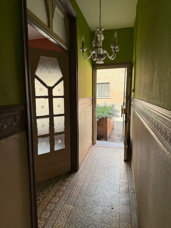 Family home to renovate, 100 m from the railway station