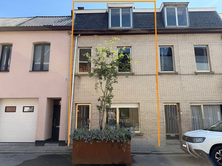 Family home to renovate, 100 m from the railway station