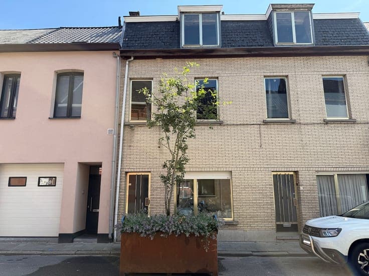 Family home to renovate, 100 m from the railway station