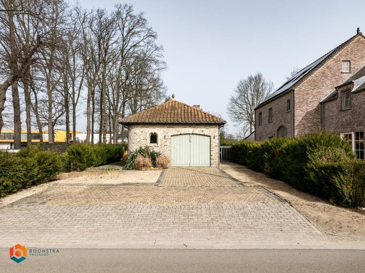 Gelijkvloerse woning met 2 slpkrs en zwembad te Bonheiden