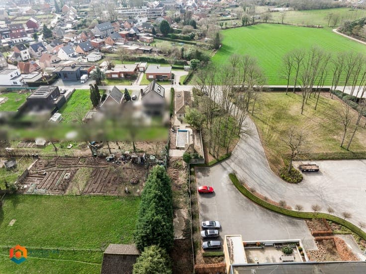 Gelijkvloerse woning met 2 slpkrs en zwembad te Bonheiden