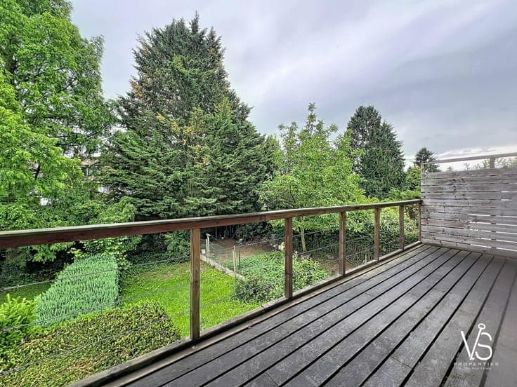 BEAUTIFUL CHARACTER HOUSE WITH GARAGE & GARDEN!