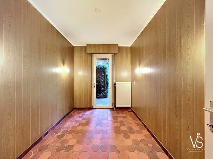 BEAUTIFUL CHARACTER HOUSE WITH GARAGE & GARDEN!