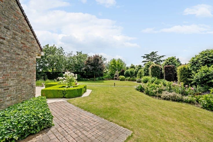 Villa with 5 bedrooms, double garage, carport and well-main