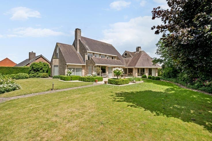 Villa with 5 bedrooms, double garage, carport and well-main