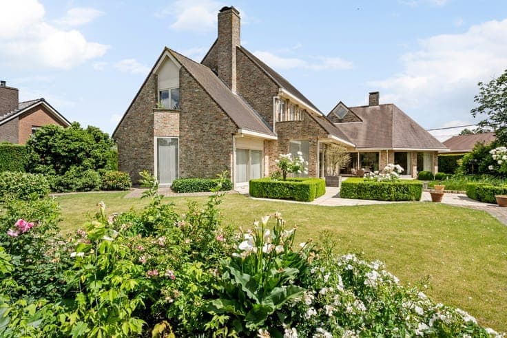 Villa with 5 bedrooms, double garage, carport and well-main