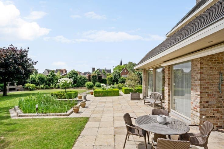 Villa with 5 bedrooms, double garage, carport and well-main