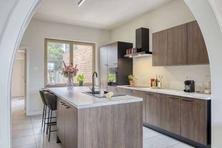 Charming 5-bedroom townhouse with private car parks