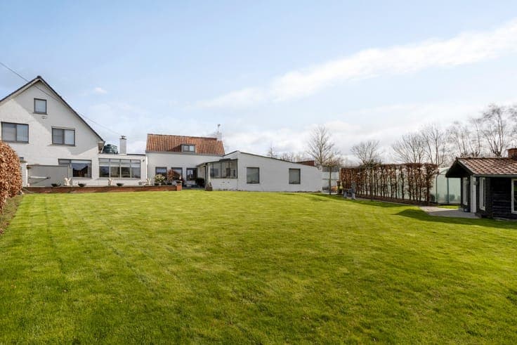 Landelijk gelegen halfopen woning te Oostnieuwkerke
