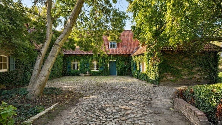 Beautifully Situated Farmhouse in Spiere-Helkijn