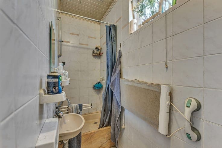 House in need of renovation in a convenient location in Mere