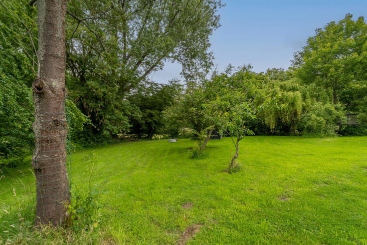 House to renovate with a large garden